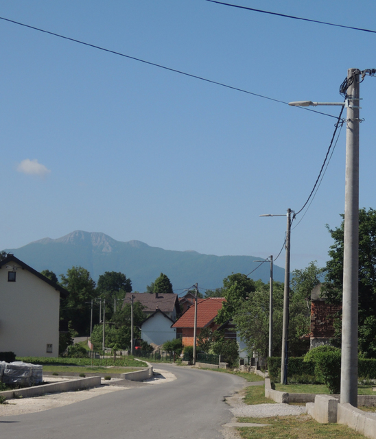 Najnovija rasvjeta u jednoh uličici/Snimio Marko ČULJAT                                                                                                                                                                                                   